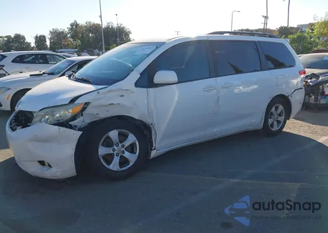 2011 Toyota Sienna Le V6 z USA, uszkodzony, nr VIN 5TDKK3DC1BS042217